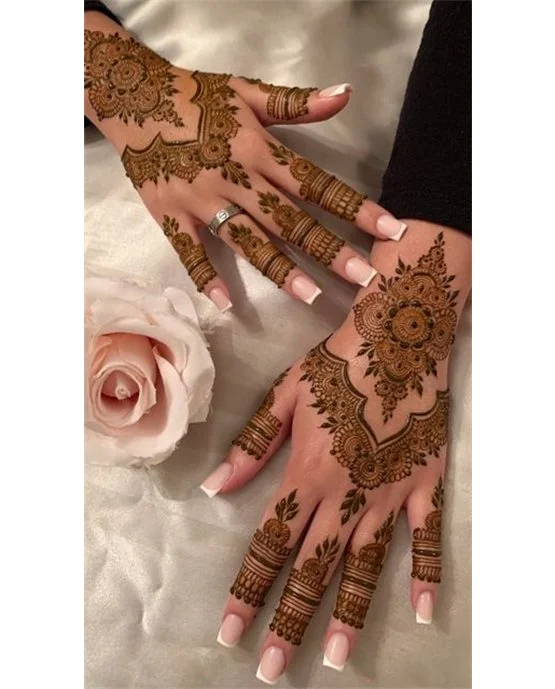 Refined Grid Spread Using Back Hand Mehndi Design Refined Grid Spread Using Back Hand Mehndi Design